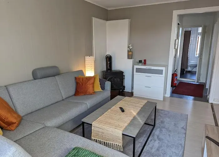 Quiet Just 3 Minutes From Central! *